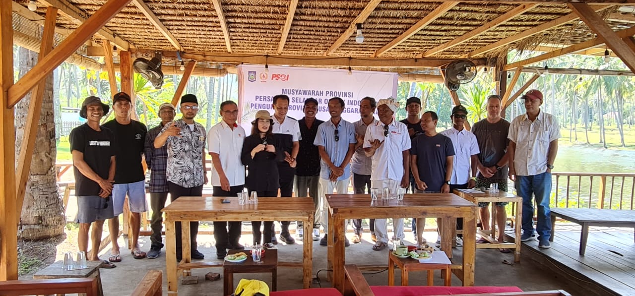 PEMIMPIN BARU: Nurbaya Sari bersama sejumlah pihak usai terpilih sebagai Ketua Pengprov PSOI NTB, Minggu (27/4).