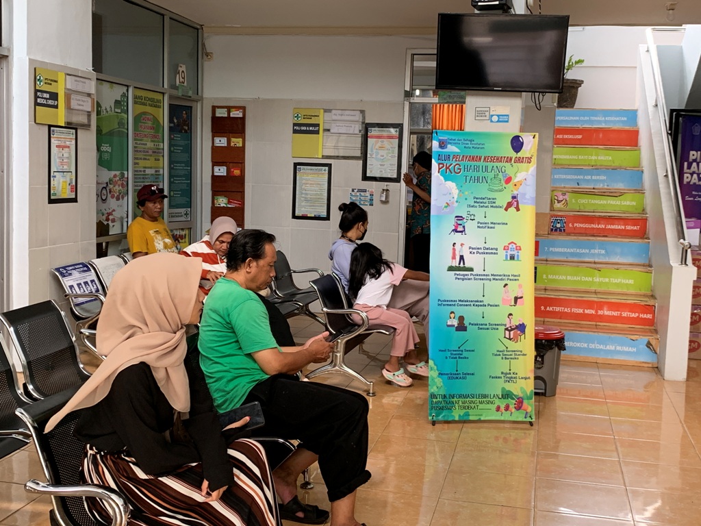 ANTRE: Pengunjung Puskesmas Mataram sedang menungu antrean beberapa waktu lalu.&nbsp;