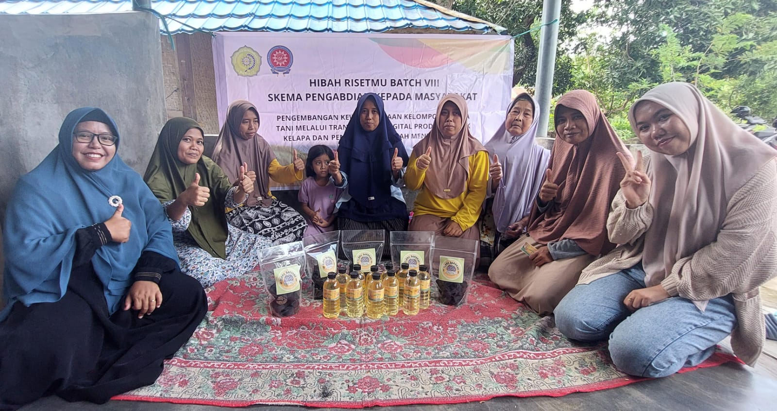 Tim PKM UMMAT berfoto bersama anggota KWT Flora Barokah usai melaksanakan pelatihan digitalisasi dan pengolahan limbah, di Desa Gunungsari, Kecamatan Gunungsari, Lobar, belum lama ini.