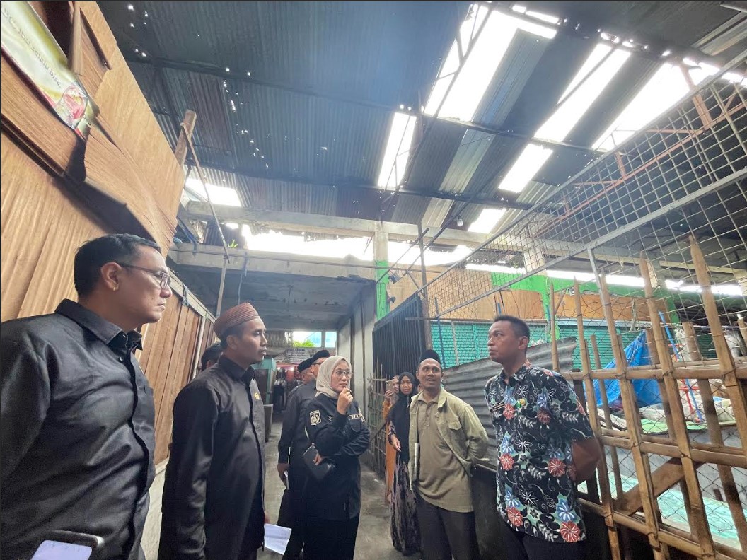 RISAU: Komisi 2 Bidang Perekonomian DPRD Kota Mataram saat turun meninjau kondisi pasar Cakranegara, Kamis (24/4).