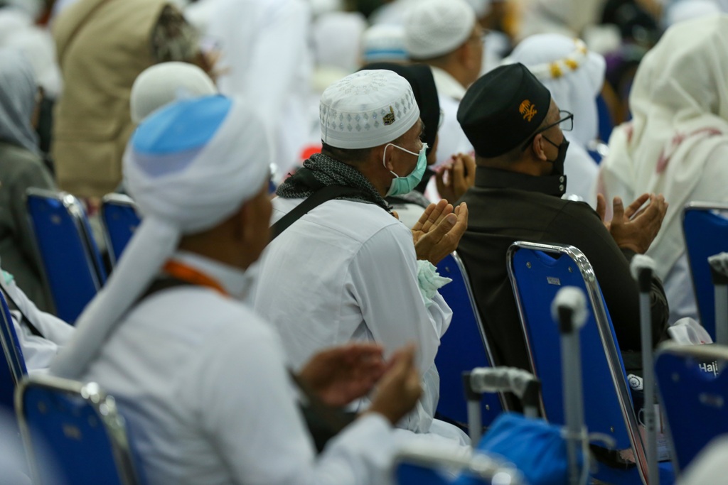 BERDOA : Seorang jamaah haji saat akan melakukan keberangkatan ke Tanah Suci beberap tahun lalu.&nbsp;