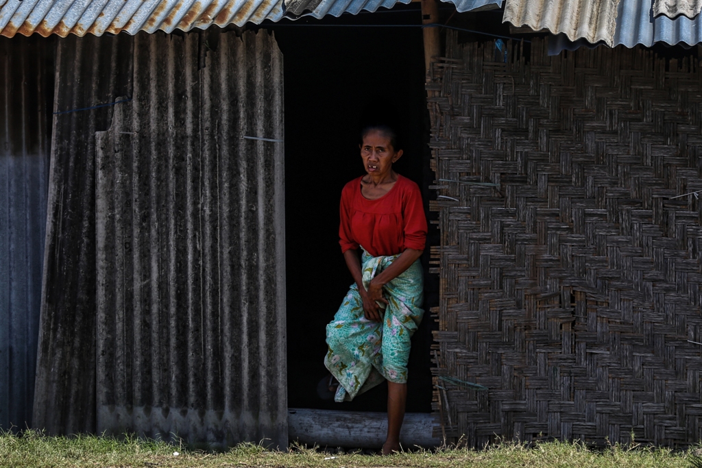 MASYARAKAT MISKIN: Seorang ibu sedang berdiri di depan gubuk kecil miliknya, beberapa waktu lalu.&nbsp;