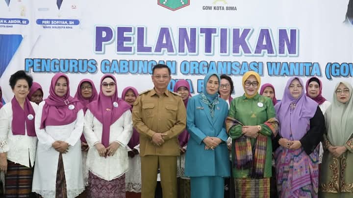 Wali Kota Bima HA Rahman H Abidin berfoto bersama dengan pengurus GOW Kota Bima usai pelantikan, Senin (28/4). (Istimewa/Lombok Post)