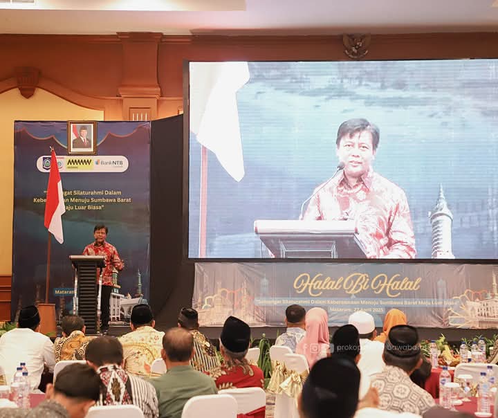 Bupati KSB Amar Nurmansyah saat menyampaikan sambutan dalam acara halalbihalal HKSB dan Hipmasbar di Hotel Lombok Raya Mataram, Minggu (27/4).