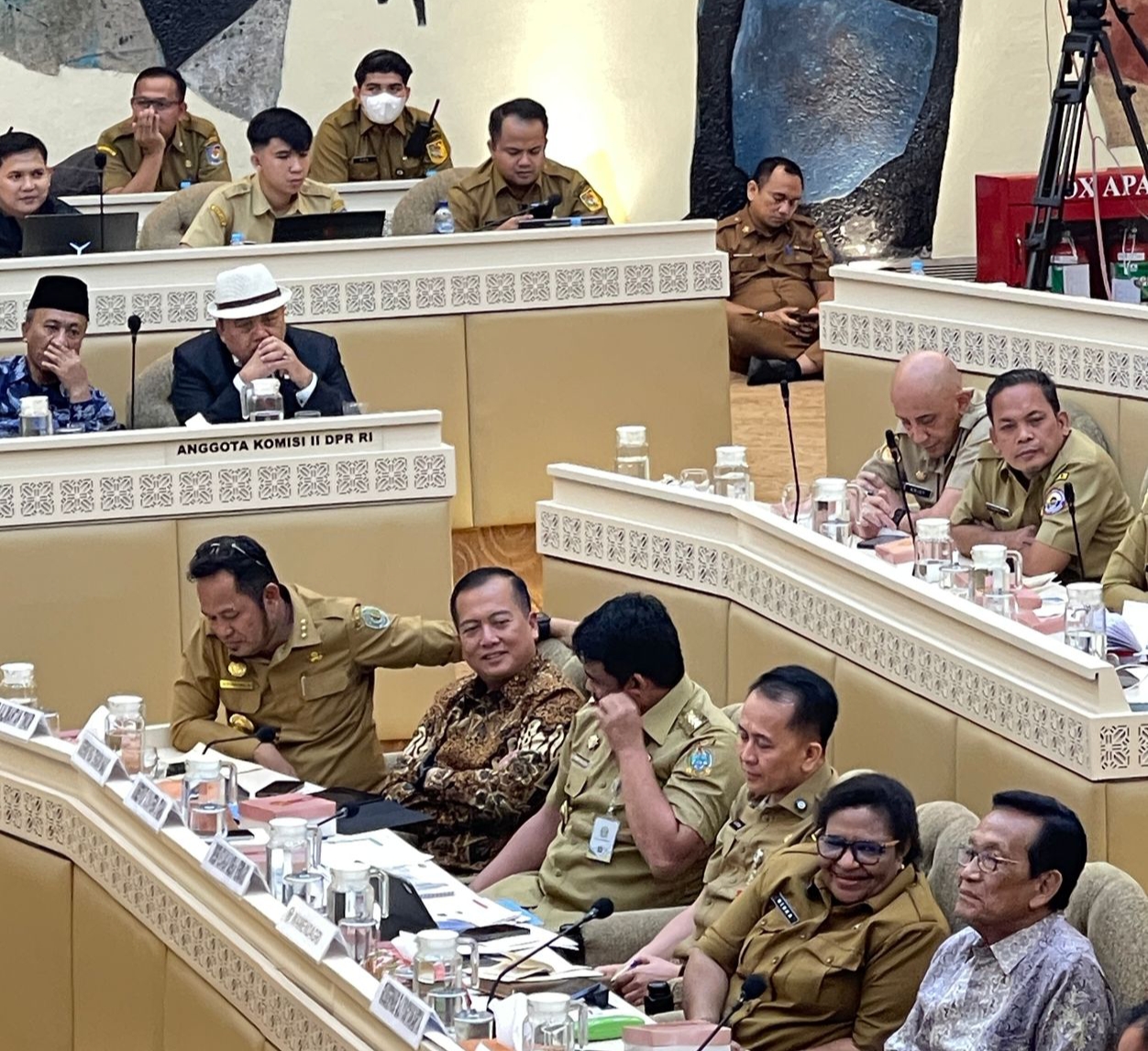 Gubernur NTB Lalu Muhammad Iqbal (dua dari kiri), saat Raker dan RDP di Komisi II DPR RI bersama Mendagri dan sejumlah Gubernur di Indonesia. (Istimewa/Lombok Post)