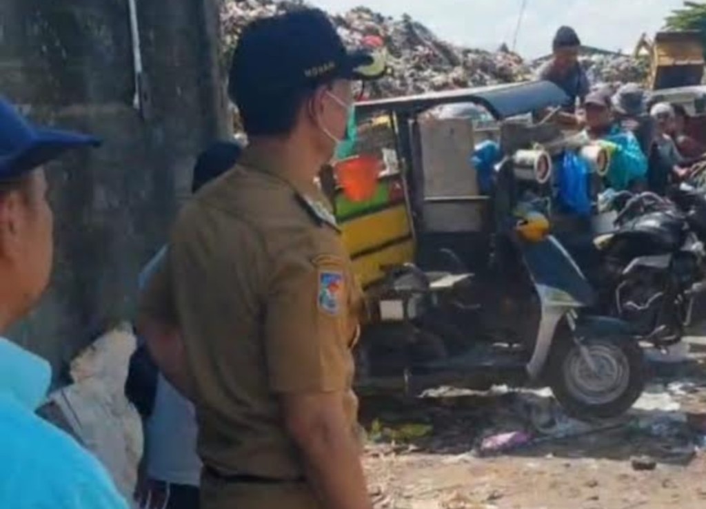 Wali Kota Mataram Mohan Roliskana bersama Kepala Dinas LH Kota Mataram Nizar Denny Cahyadi mengunjungi TPS Sandubaya yang menjadi lokasi pembuangan sementara sampah ibu kota, Senin (28/