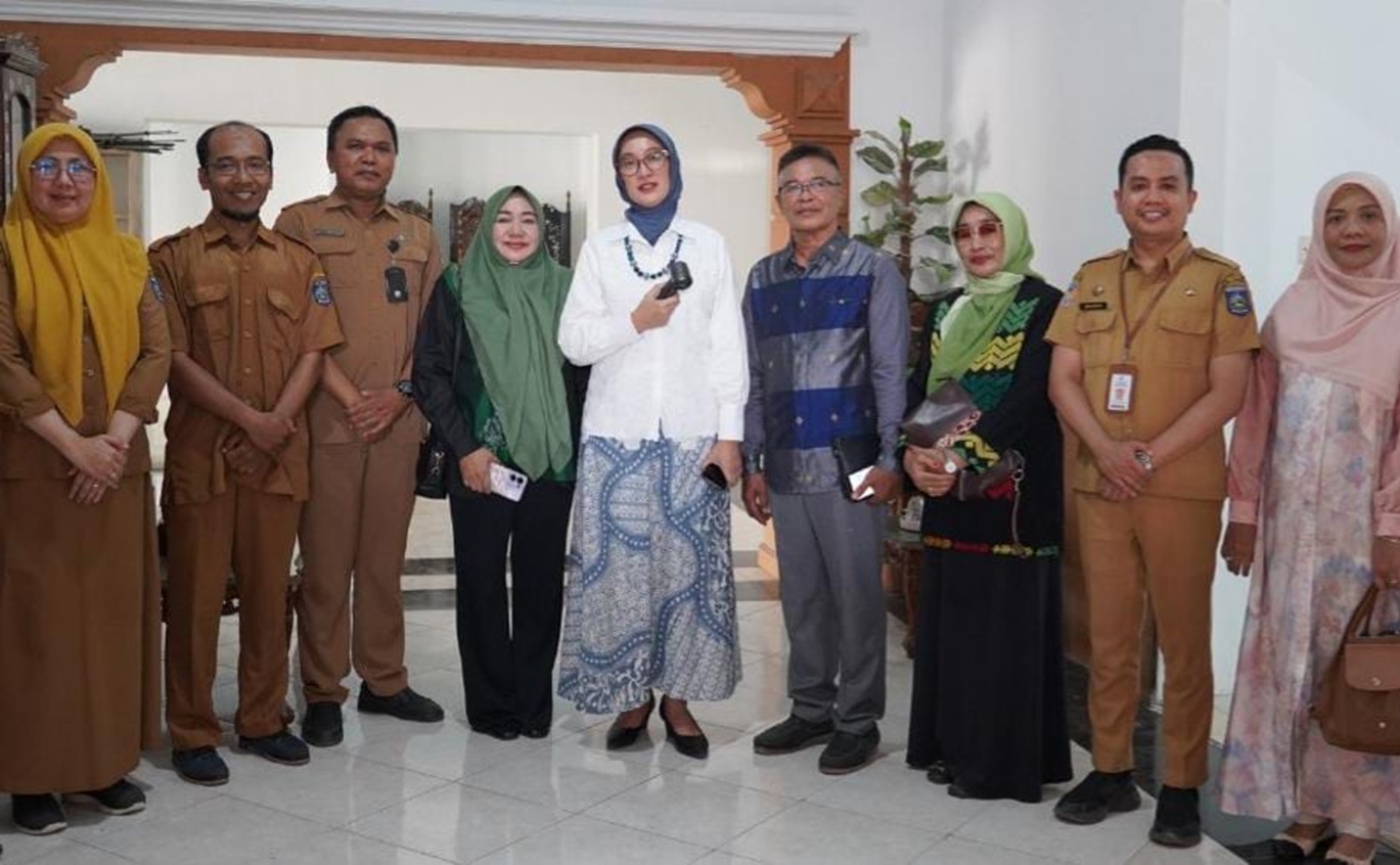 KUNJUNGAN: Ketua Dekranasda NTB Sinta Agathia (tengah) saat berkunjung ke Bale Kriya, pekan lalu.