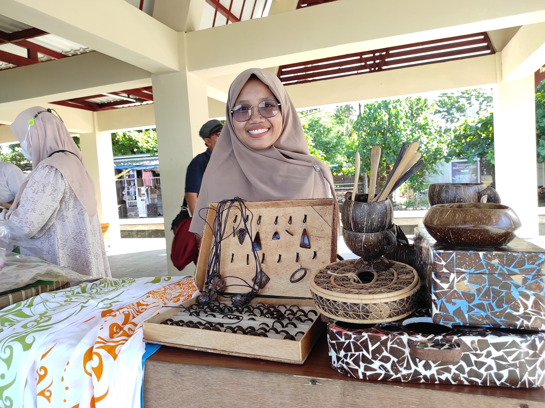 DIMINATI WISATAWAN: Berbagai produk olahan batok kelapa yang banyak diminati wisatawan lokal dan asing di Lombok Utara.