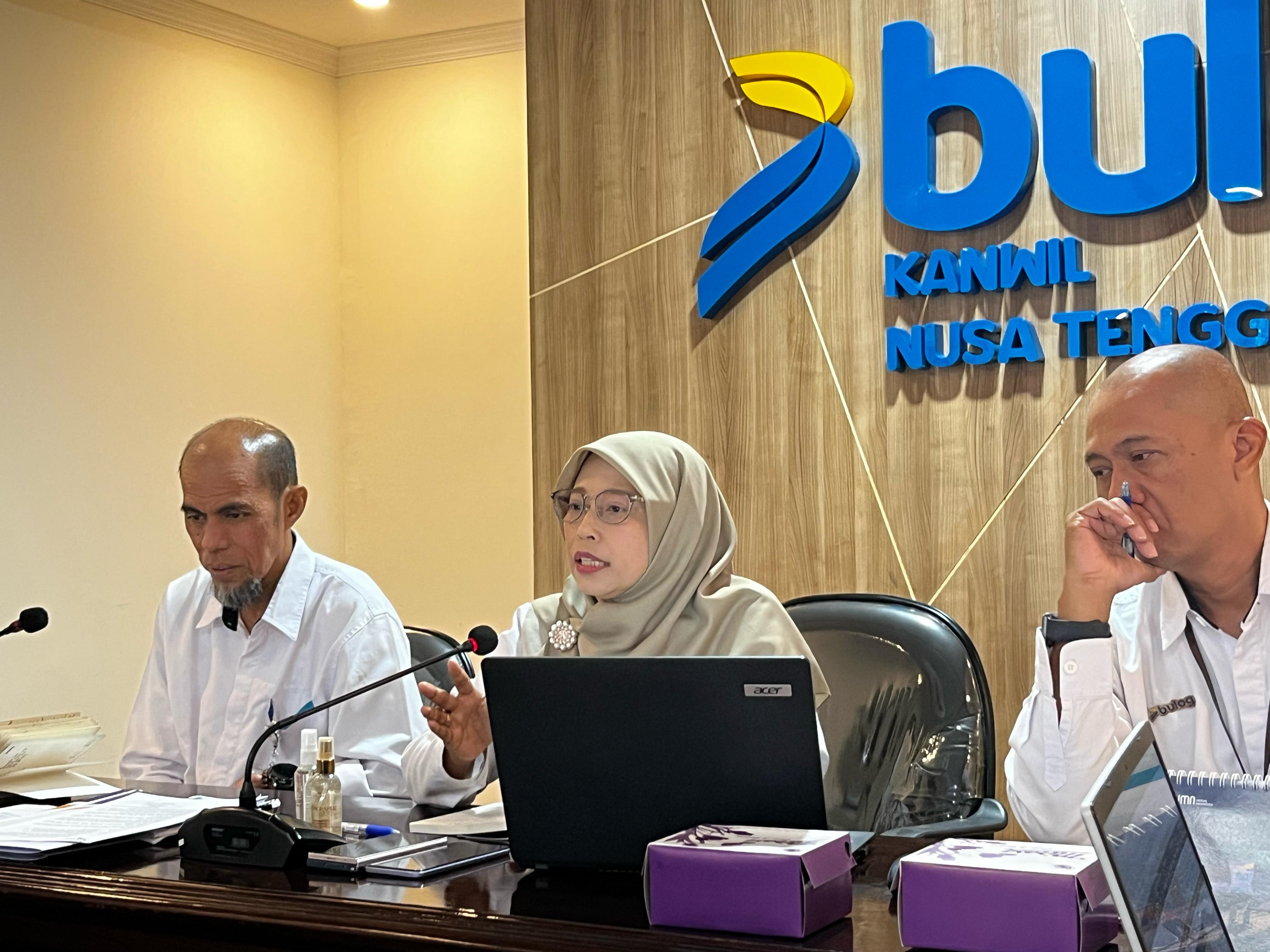 PEMAPARAN: Pimwil Bulog NTB Sri Muniarti (tengah) menjelaskan capaian serapan gabah petani hingga 27 April 2025, di Bulog NTB, Senin (28/4).