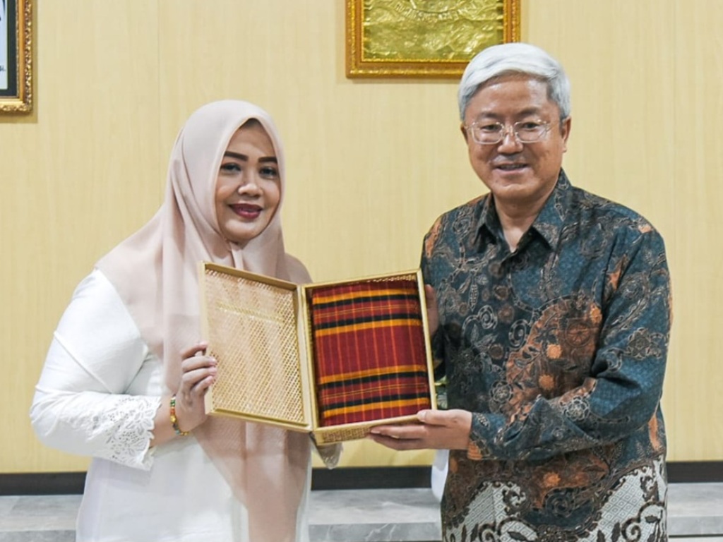 JALIN KERJA SAMA: Wagub NTB Indah Dhamayanti Putri memberi cindera mata kepada Konjen Tiongkok H.E. Zhang Zhisheng usai pertemuan, Senin (28/4).
