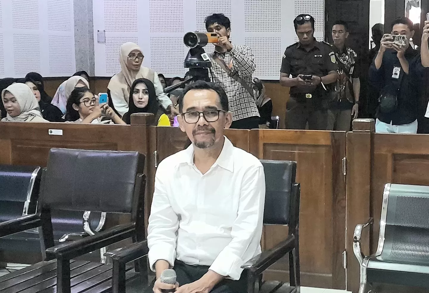Terdakwa korupsi pengadaan proyek Pemkot Bima M Lutfi saat menjalani sidang di PN Tipikor Mataram, belum lama ini. (Dok Lombok Post)