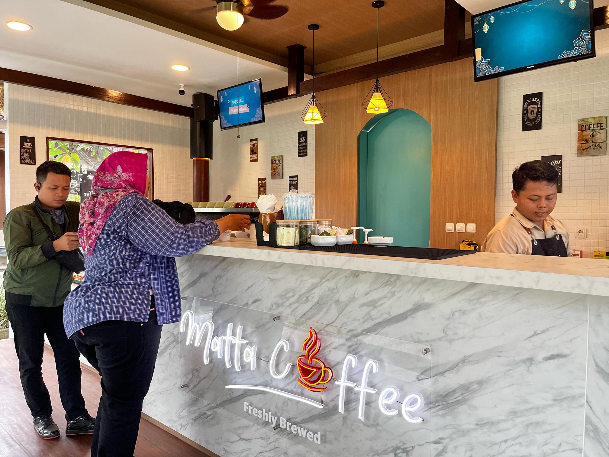 NGOPI NYAMAN: Inilah Matta Coffee dengan konsep nyaman, di kawasan Hotel Merumatta Senggigi, Lombok Barat.