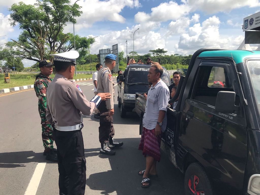 SOSIALISASI: Sejumlah petugas Satlantas Polres Loteng saat menegur pengguna mobil pikap yang mengangkut penumpang saat berlibur ke area wisata, beberapa waktu lalu.