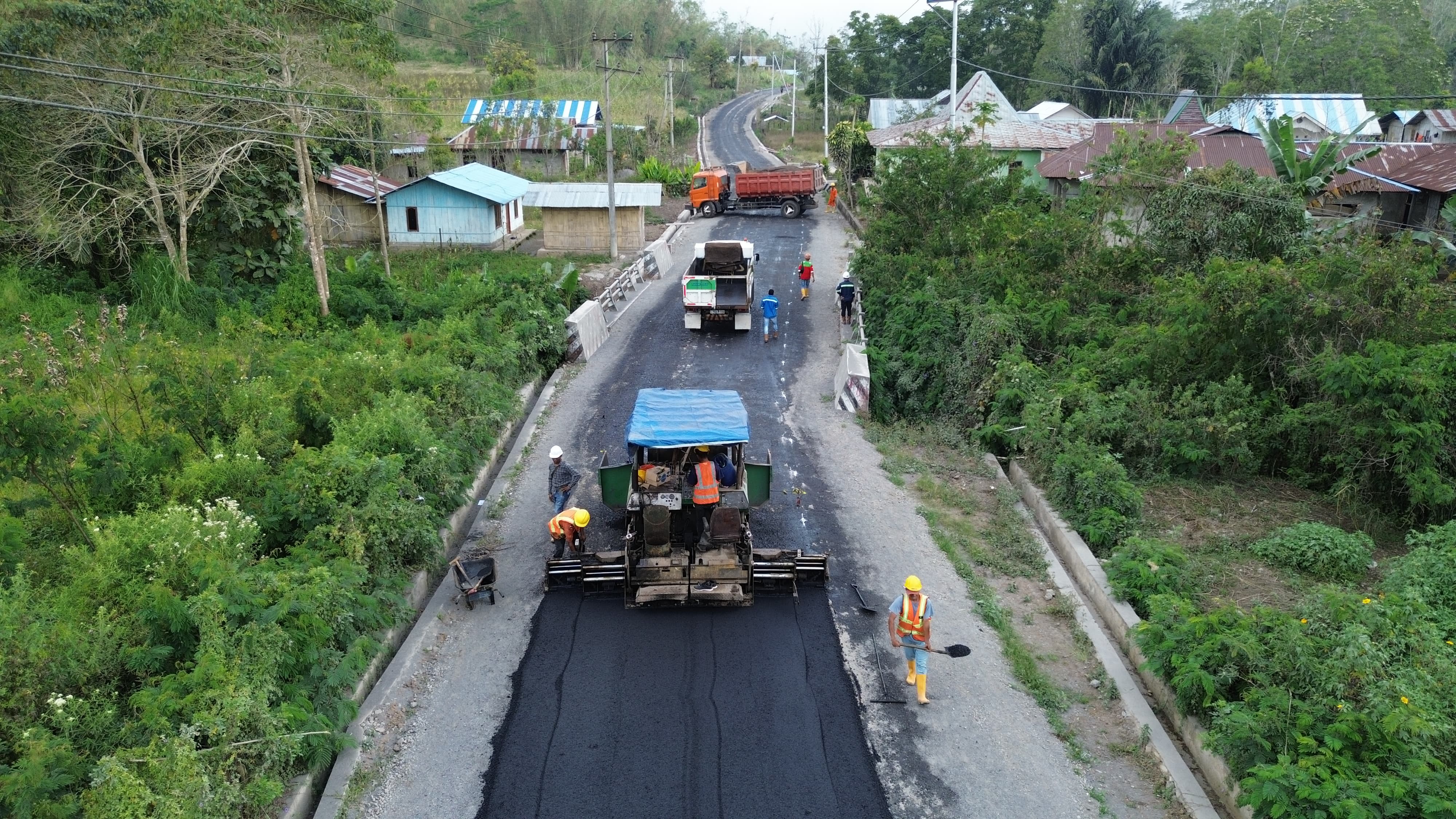 Proses pengaspalan jalan menuju PLTP Mataloko.