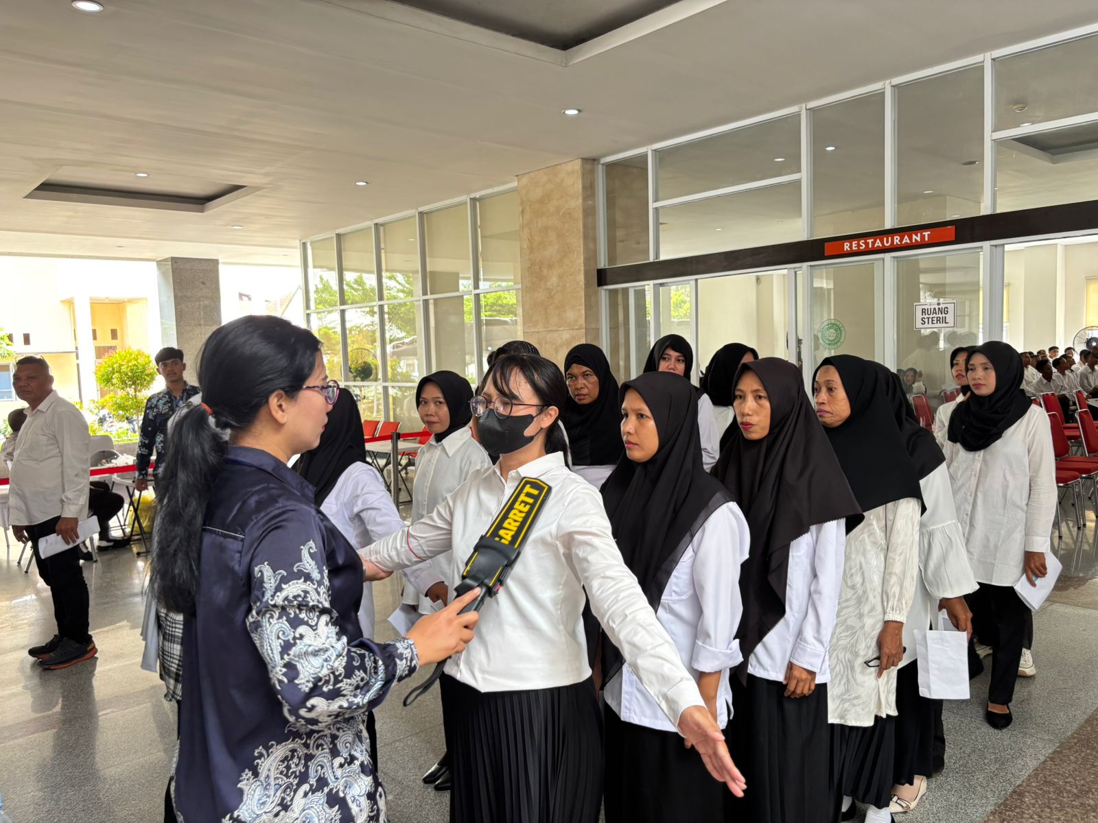 PERHATIKAN BAIK-BAIK: Sebelum masuk ke ruang tes, para peserta harus melakukan registrasi kembali, yang menjadi bagian dari prosedur mengikuti seleksi PPPK.