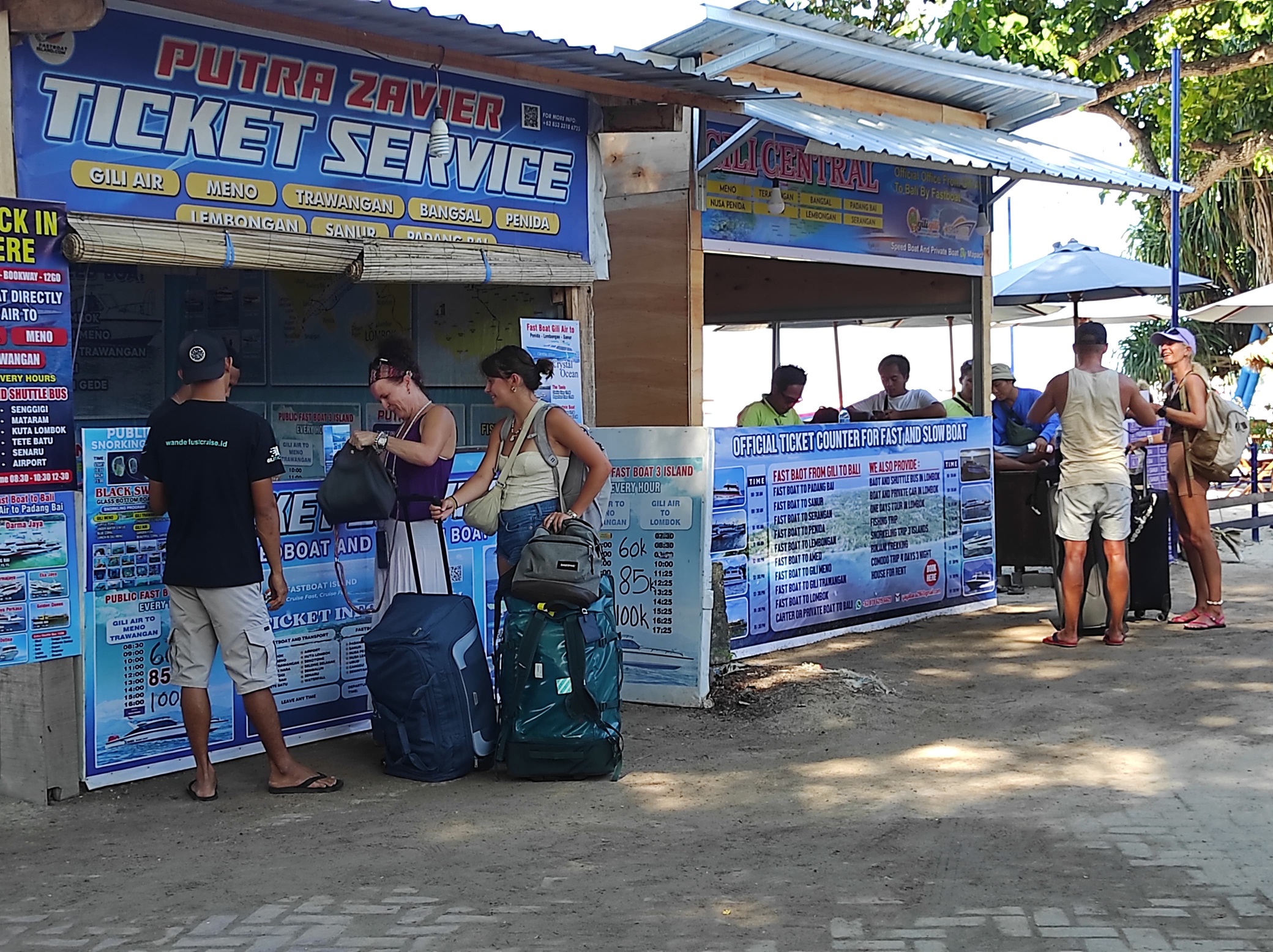 BELI TIKET: Sejumlah wisatawan mancanegara tengah membeli tiket penyeberangan fast boat untuk meninggalkan Gili Air, belum lama ini.