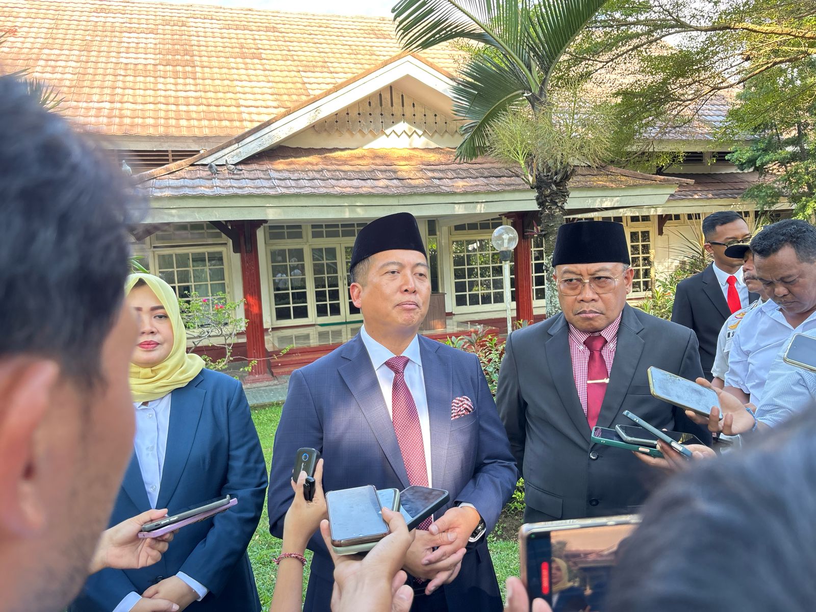 Gubernur Lalu Muhamad Iqbal memberikan keterangan pers usai pelaksanaan mutasi, Rabu (30/4).