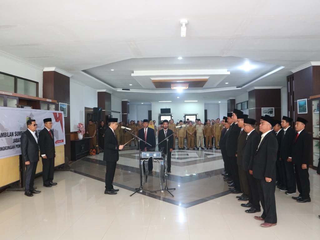 LANTIK: Wakil Bupati Lombok Timur (Lotim) saat melantik 13 pejabat eselon III Lingkungan Pemkab Lotim, Senin (28/4).