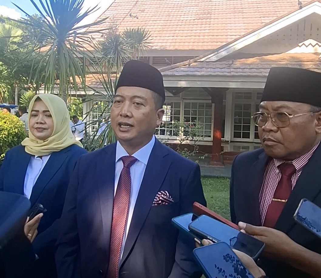 PAPARAN: Gubernur NTB Lalu Muhamad Iqbal didampingi Wagub Indah Dhamayanti Putri dan Sekda Lalu Gita Ariadi menyampaikan keterangan pers usai mutasi, Rabu (30/4)