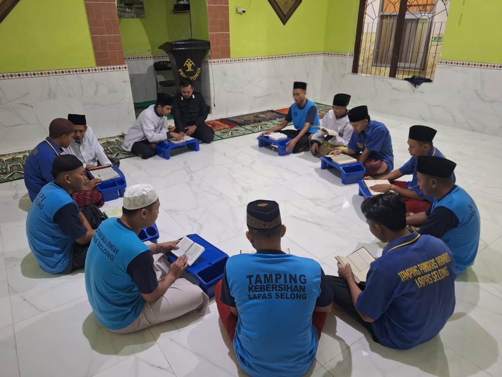 MENAGAJI: Salah seorang narapidana di lembaga pemasyarakatan (Lapas) kelas IIB Selong saat mengikuti program belajar membaca Alquran di aula pembinaan Lapas Kelas IIB Selong, Sel
