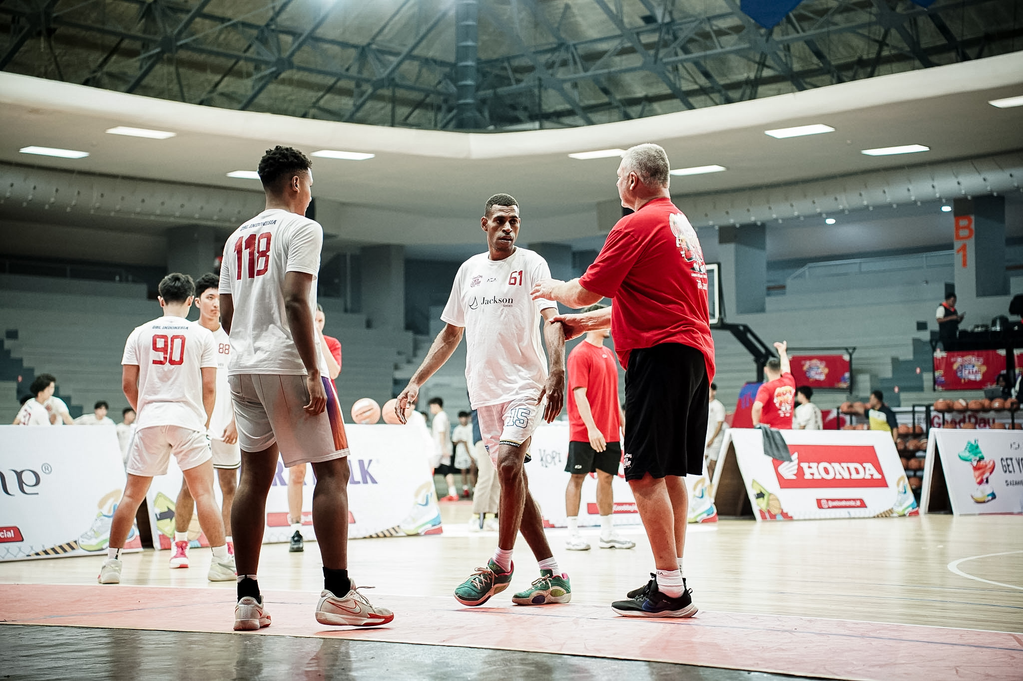 Pelatih DBL Camp 2025 memberikan arahan kepada atlet basket pelajar dalam program DBL Camp 2025.