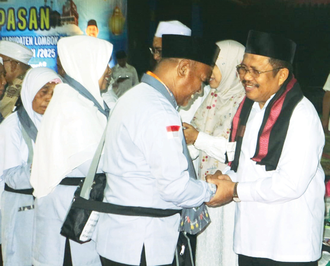 Pelepasan jamaah calon haji kloter 1 Lobar di bencingah agung kantor bupati, Kamis (1/5)