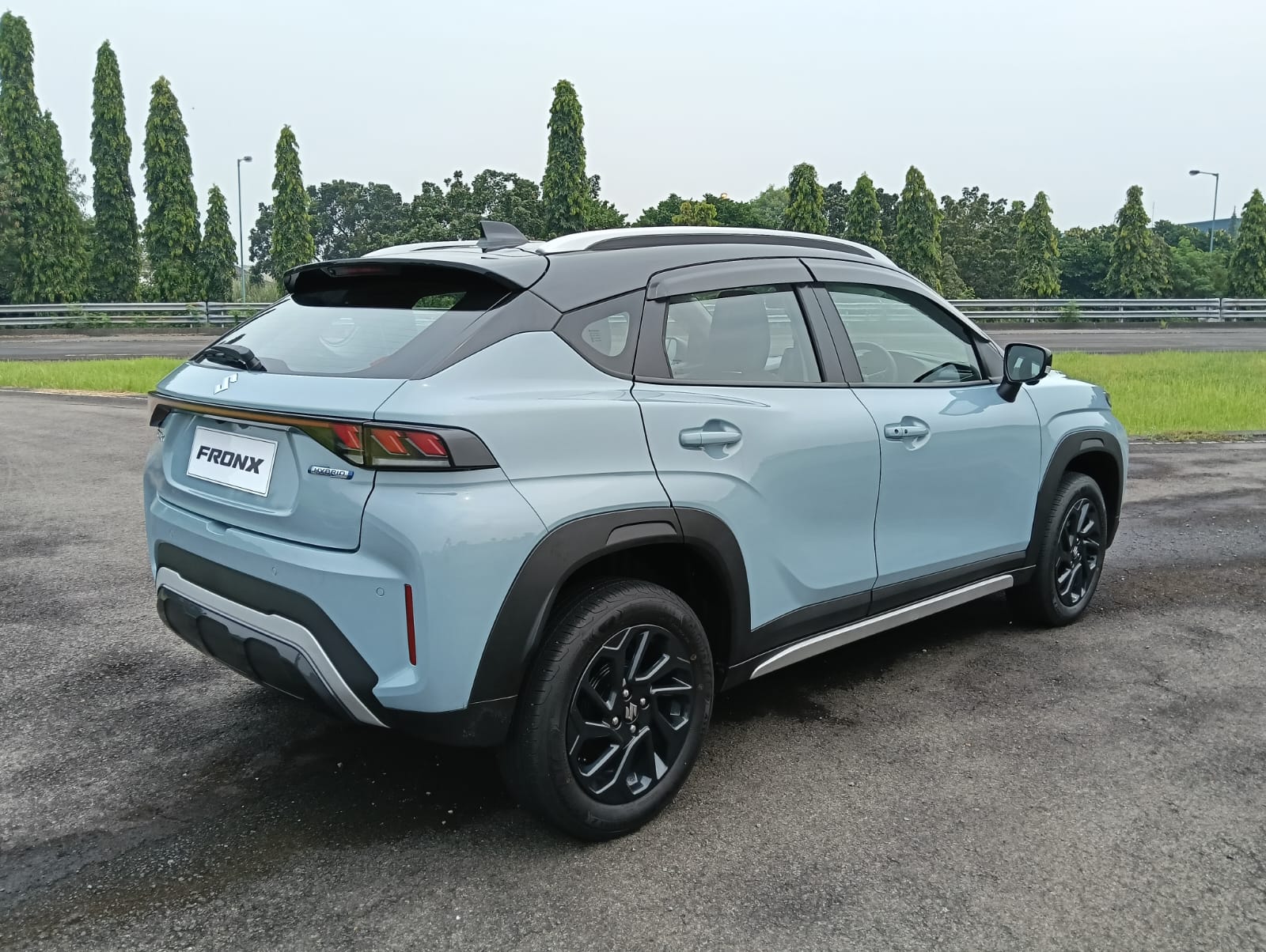 Tampilan dari samping Suzuki Fronx