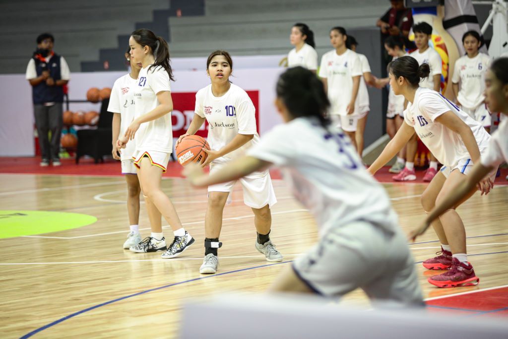Atlet putri pelajar menjalani latihan dalam DBL Camp 2025 untuk lolos ke Top 50 DBL Camp 2025.