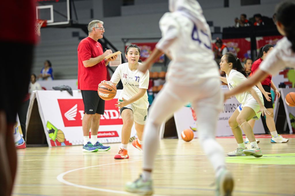 Atlet putri pelajar menjalani latihan dalam DBL Camp 2025 untuk lolos ke Top 50 DBL Camp 2025.