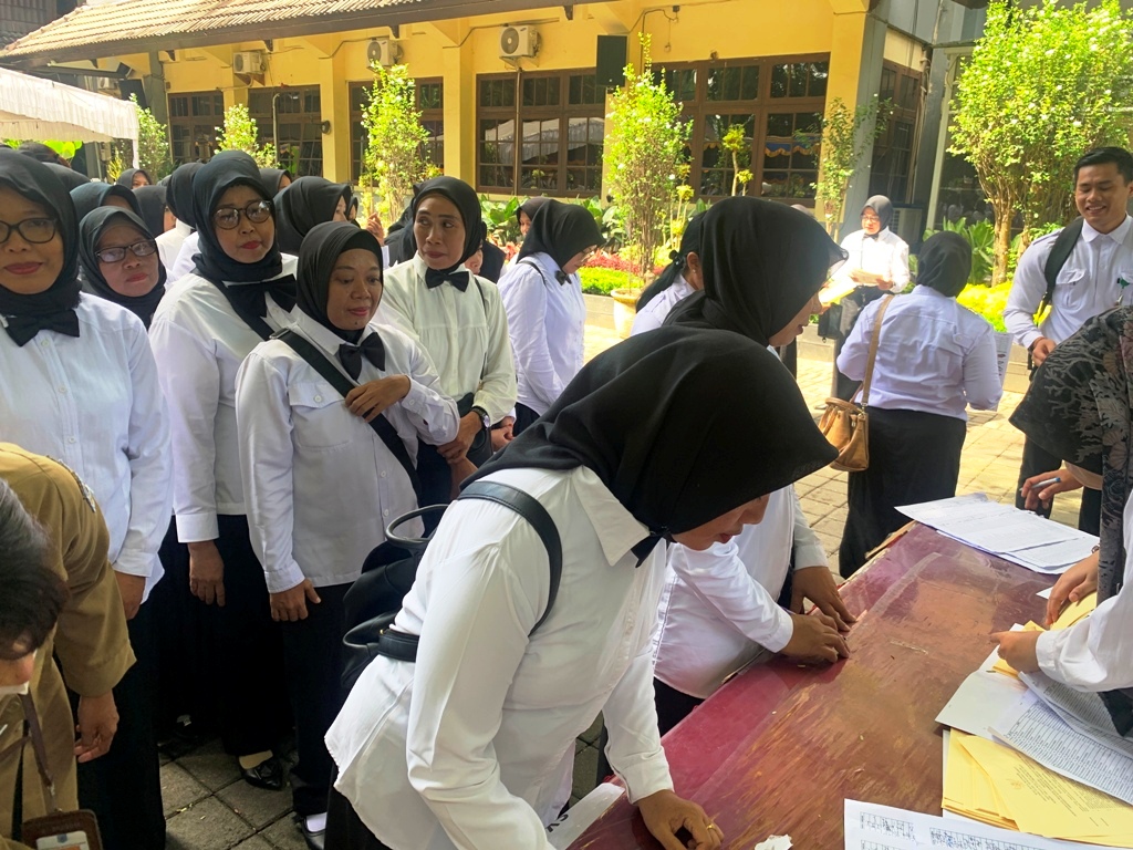 USAI DILANTIK: PPPK saat mengambil SK beberapa waktu lalu.&nbsp;Untuk tes tahap II, yang dijadwalkan 10 Mei mendatang, dikabarkan mengalami penundaan.