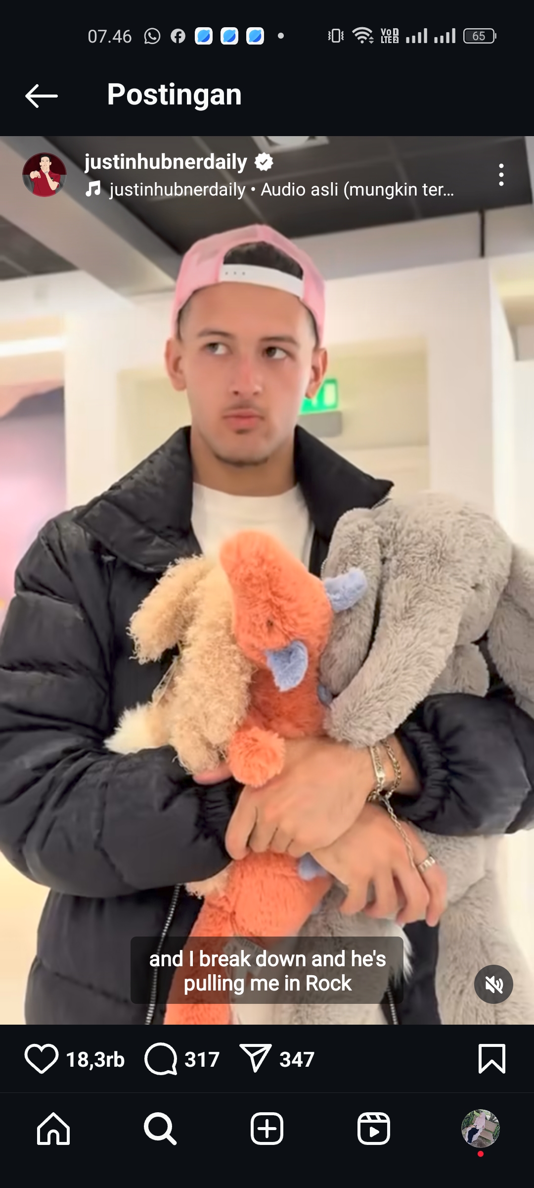 BORONG BONEKA: Moment pesepakbola Justin Hubner tengah memborong sejumlah boneka di salah satunya toko di London. (Tangkapan layar IG @justinhubnerdaily.