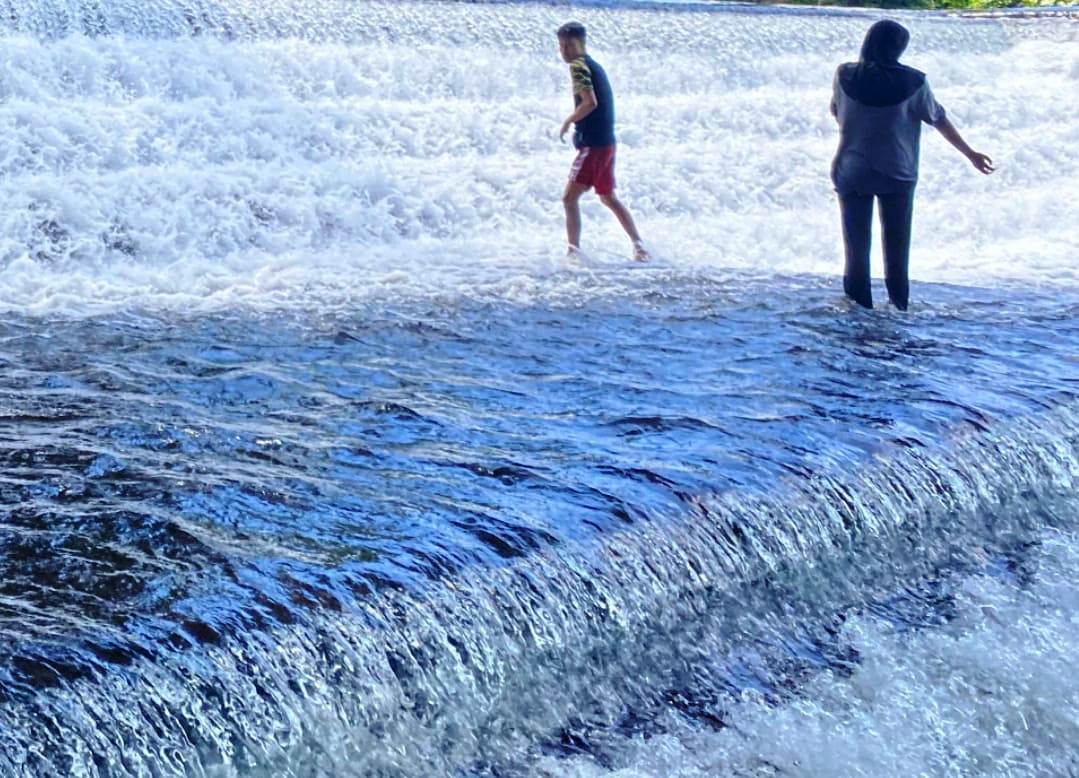 Pengunjung bermain air di Bawak Goak, Sesaot, Lombok, beberapa hari lalu.