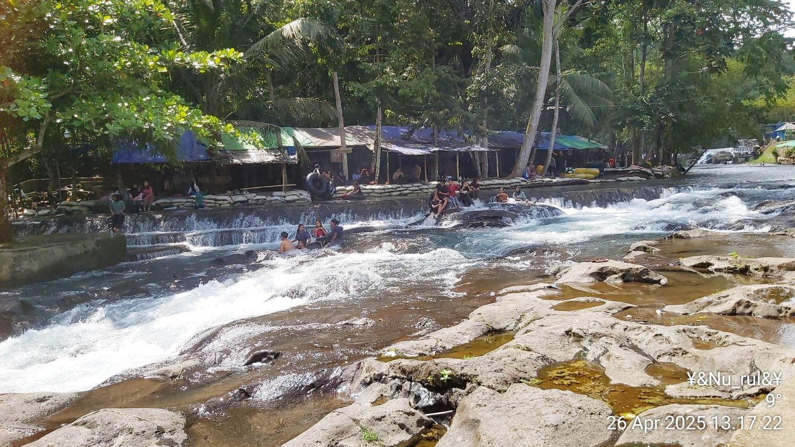 Beberapa pengunjung menikmati suasana di Bawak Goak, Sesaot, Lombok, beberapa hari lalu.
