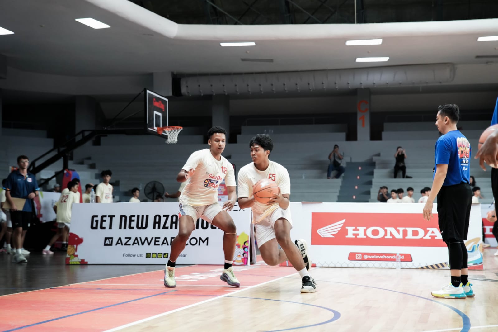 I Gede Sadyatmika Buana Artha dari SMAN 2 Mataram (kanan) mewakili student-athlete asal NTB sukses menembus Top 50 Campers Kopi Good Day DBL Camp 2025 berlangsung di Jakarta, 29 April hingga 4 Mei.