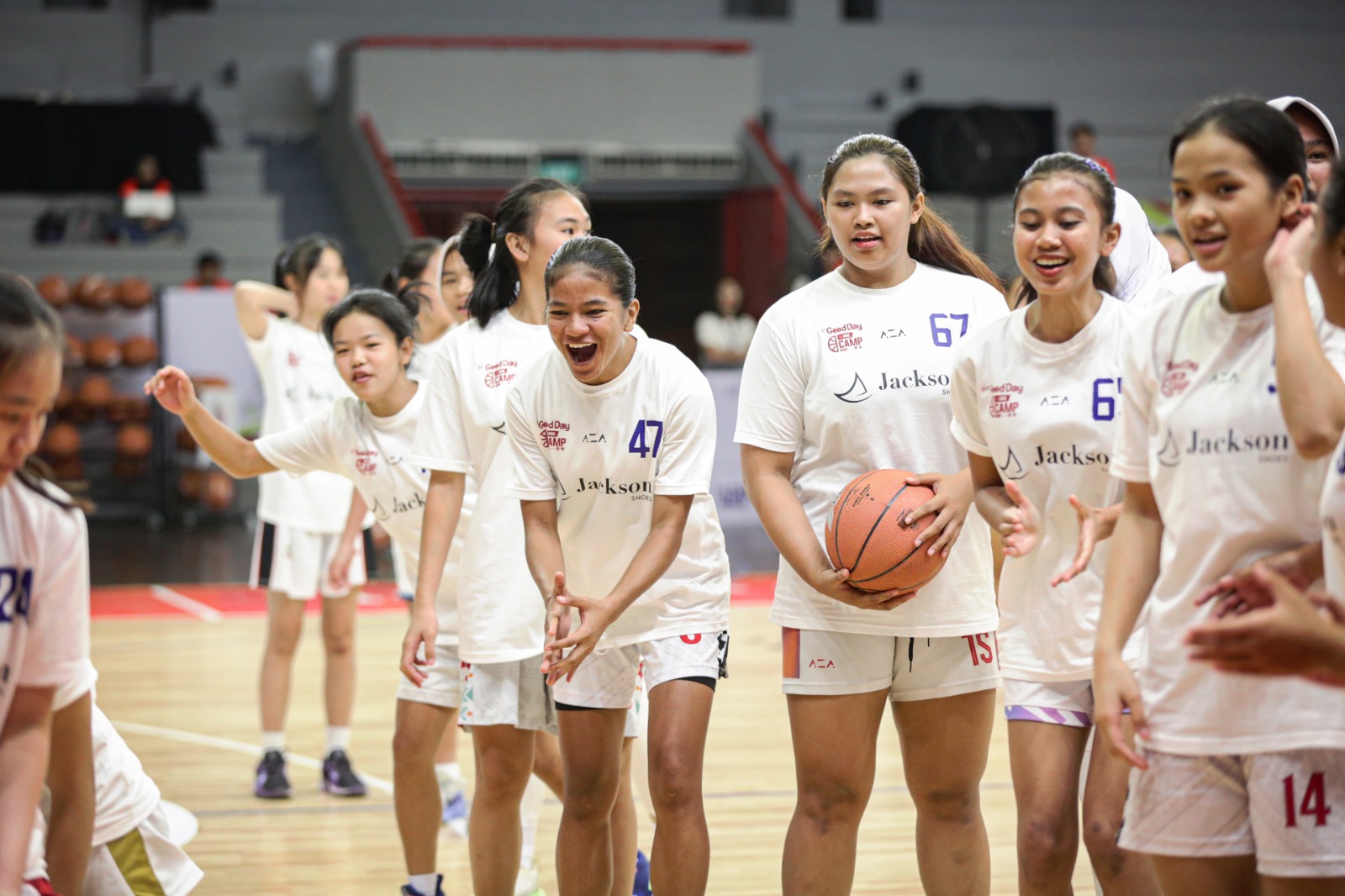 Indria Alya Revalitha (kanan) dari SMAN 1 Narmada jadi salah satu  dari dua student-athlete asal NTB sukses menembus Top 50 Campers Kopi Good Day DBL Camp 2025 berlangsung di Jakarta, 29 Apr-4 Mei.