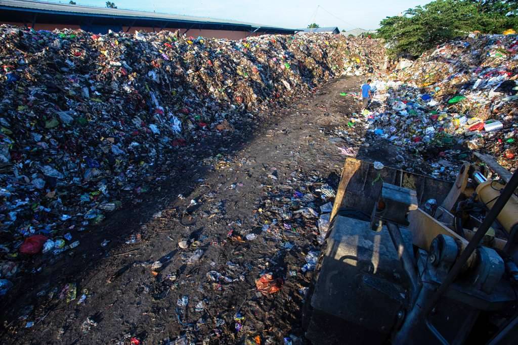 GUNUNGAN SAMPAH : Sampah yang menumpuk di TPS Sandubaya yang mencapai lebih dari 1.000 ton, Selasa (29/4).
