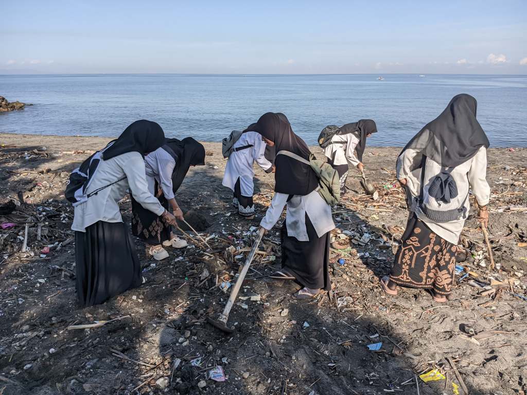 BERSIHKAN PANTAI: MA Nurul Jannah NWDI Ampenan membersihkan pantai di Kelurahan Banjar, Ampenan, pekan lalu.