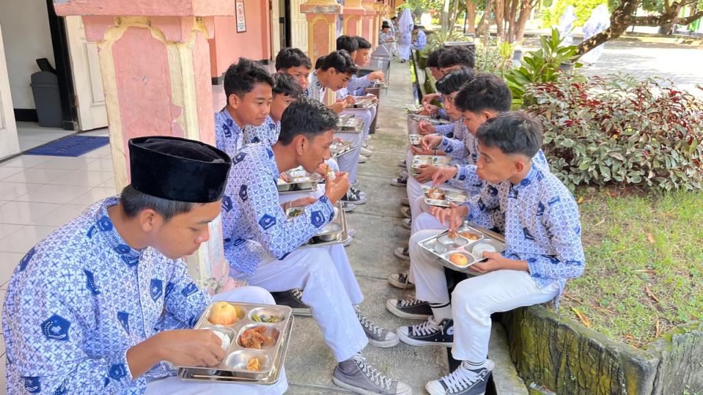 TAMBAHAN GIZI: Siswa MTsN 2 Mataram saat menyantap makanan program MBG di madrasah setempat, pekan lalu.