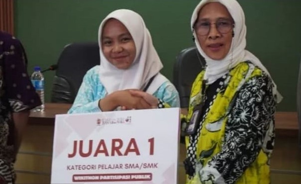 MEMBANGGAKAN: Rini Iryawati, siswa kelas XI Sainkes meraih juara I Lomba Menulis Opini Wikithon Publik yang diadakan BASAntb Wiki.
