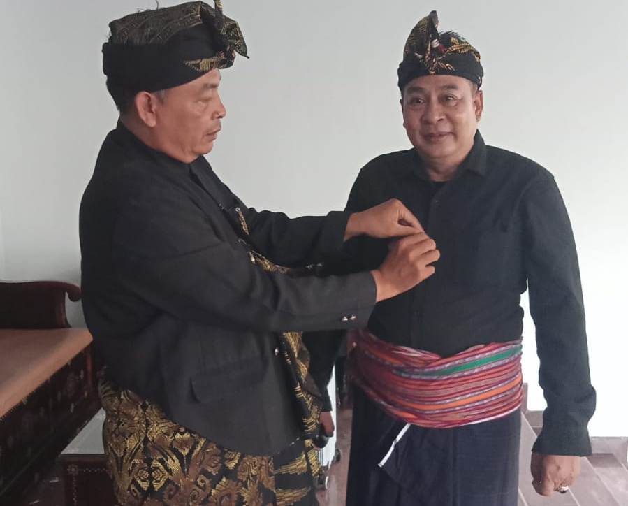 PERKENALKAN: Guru SMAN 9 Mataram Abdul Majid bersama Kabid Kebudayaan Dikbud NTB Lalu Abdurrahim mengenakan pakaian adat sasak saat meriahkan Hari Tari Sedunia di TMII, pekan lalu.