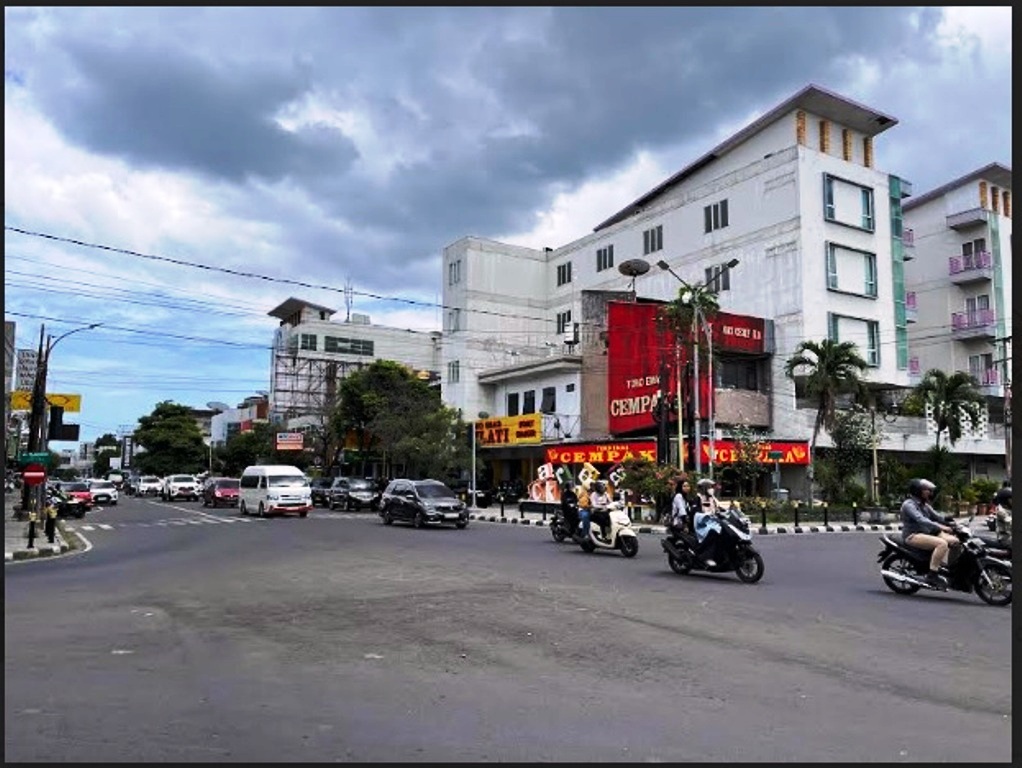 WAJAH KOTA: Kendaraan yang melintas di simpang empat Cakranegara, Selasa (29/4).