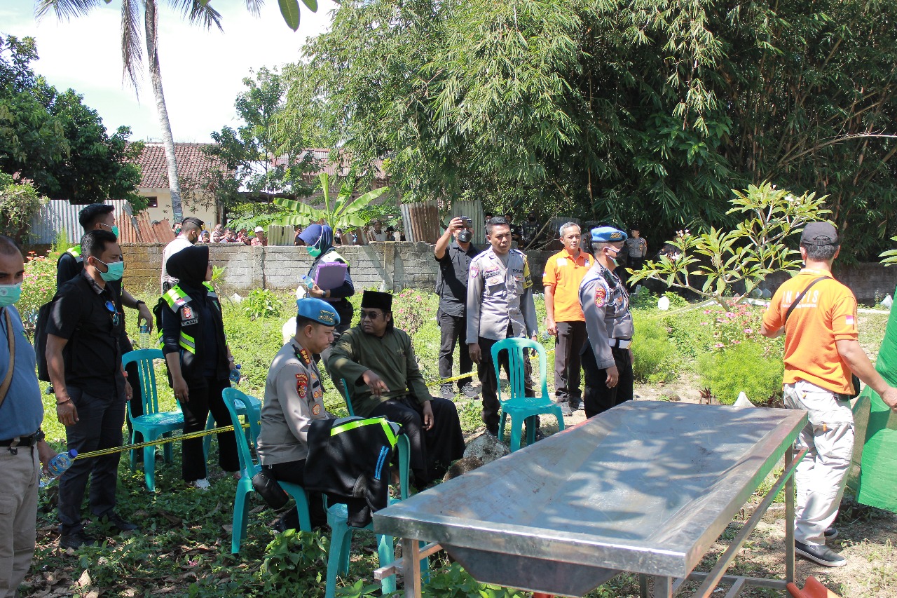 Sejumlah anggota polisi berjaga di atas makam Brigadir MN saat dibongkar tim dokter forensik Mabes Polri di Narmada, Lobar, Kamis (1/5).