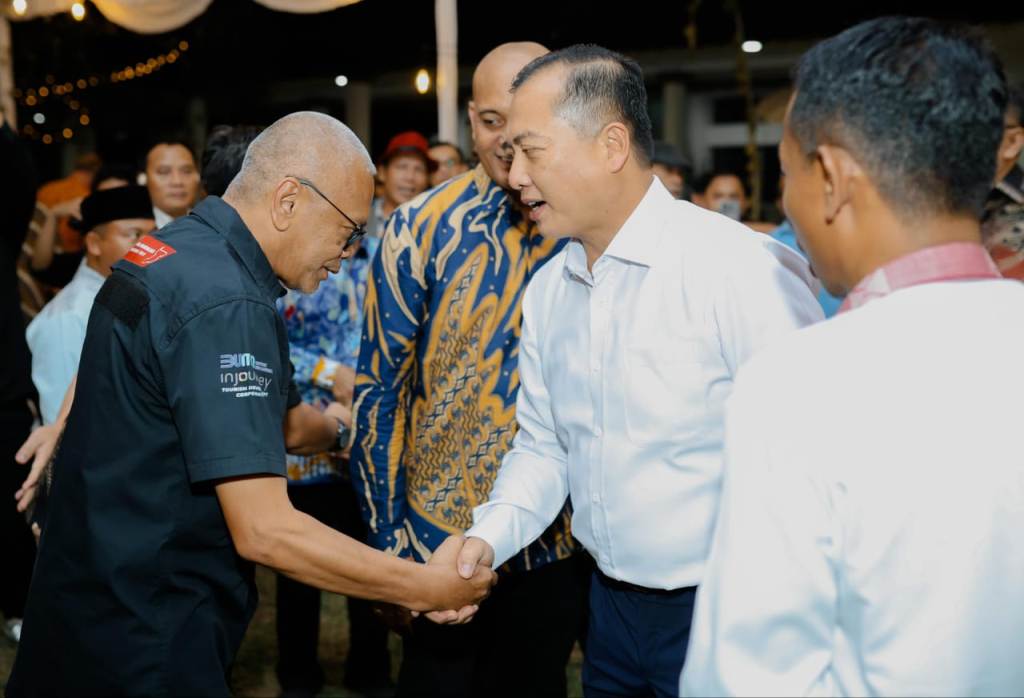 BERSINERGI: Direktur Utama MGPA Priandhi Satria (kiri) menjabat tangan Gubernur NTB Lalu Muhamad Iqbal saat menghadiri Forum Kolaborasi Quality Tourism Gubernur NTB di Pendopo Gubernur, Rabu (30/4).