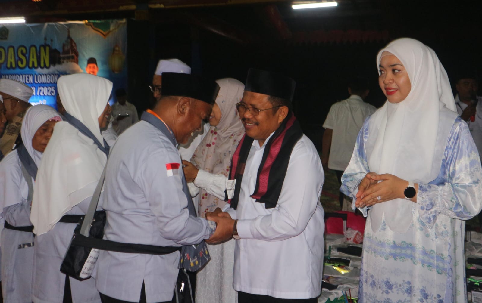 LEPAS JAMAAH: Bupati Lobar Lalu Ahmad Zaini saat melepas keberangkatan jamaah calon haji di Bencingah Agung Kantor Bupati, Kamis (1/5).