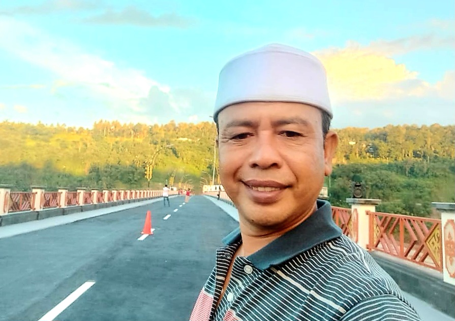 SEGERA DIRESMIKAN: Kades Bukit Tinggi Ahmad Muttaqin berada di area Bendungan yang sudah jadi 100 persen.
