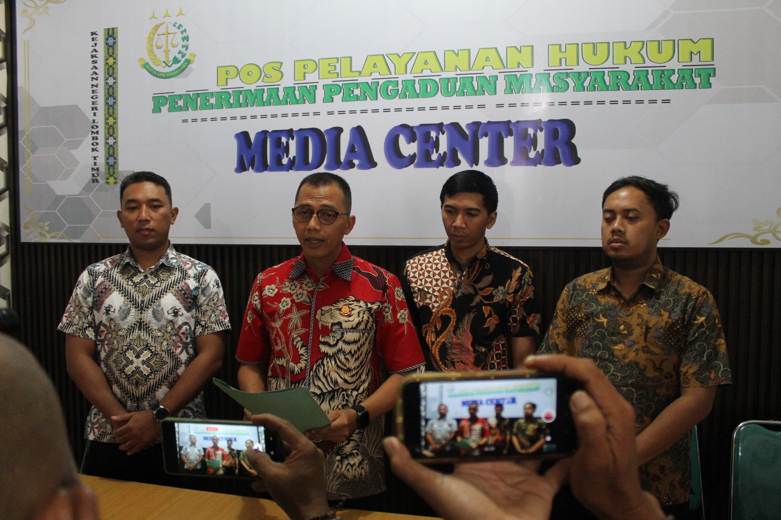 Kasi Intelijen Kejari Lotim I Putu Bayu Winarta  dan jajaran memberikan keterangan terkait penanganan kasus korupsi pengadaan peralatan TIK di kantornya, Kamis (2/5). (Istimewa/Lombok Post)