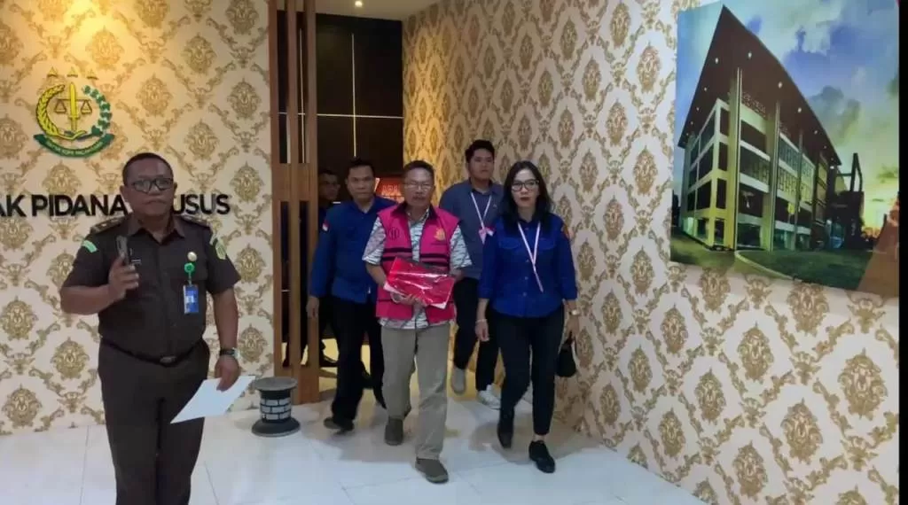 Tersangka pengelolaan lahan NCC Rosiady Sayuti dikawal jaksa saat dilimpahkan ke JPU, beberapa waktu lalu.