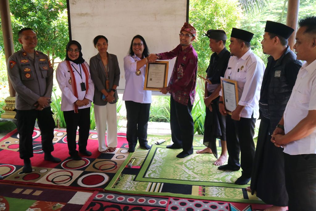 SAH MILIK BONJERUK: Kepala Kanwil Kemenkum NTB I Gusti Putu Milawati menyerahkan tiga sertifikat Kekayaan Intelektual Komunal untuk Desa Bonjeruk, Kecamatan Jonggat, Loteng, Rabu (30