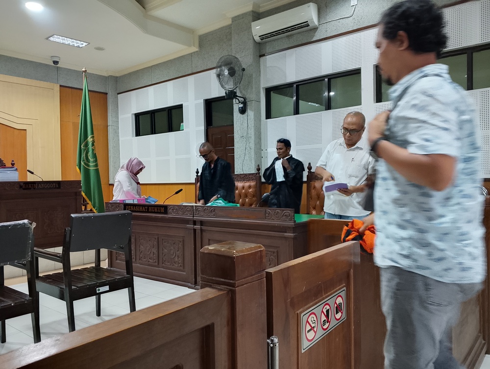 Terdakwa korupsi gedung Shelter Tsunami Lombok Utara Aprialely Nirmala dan Agus Heriyanto bersiap meninggalkan sidang usai mendengarkan keterangan ahli, Rabu (30/4). (Harli/Lombok Post)