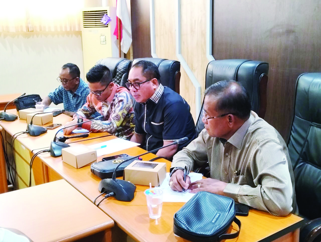 Anggota DPRD NTB Sudirsah Sujanto  memberikan keterangan pada Cendikiawan Muslim Indonesia saat hearing di ruang rapat Komisi IV DPRD NTB, kemarin (2/5/25).